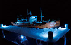 「氷海プレート」使用。ディスプレイスタンドや船内に発光ギミックが搭載され、夜間の航行シーンも再現可能。 